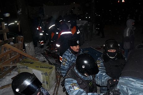 e6d997f-mns-niki-rozbirajut--barikadu-na-rozi-bogomol-tsja-ta-shovkovichnoji