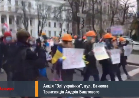 edceb76-tv.-stop-kadr-z-prjamoji-transljatsiji-hromadske.aktivistki-prijshli-z-aktsieju-protestu-proti-zakoniv-ukhvalenikh-u-vr