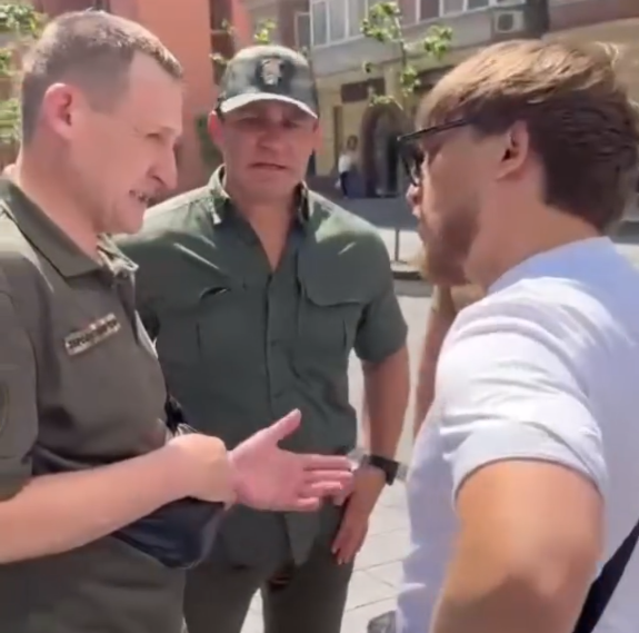 Микола Тищенко та представник ТЦК спілкуються з Павловим - кадр із відео